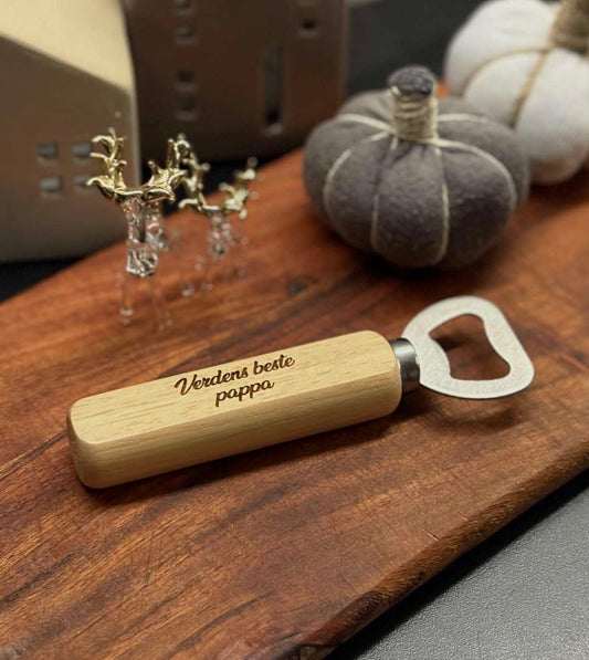 Gravert flaskeåpner i tre