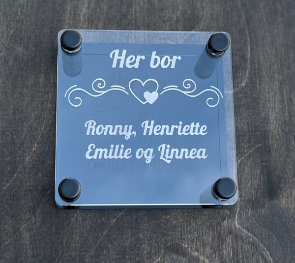 Dørskilt med navn 10x10 eller 14,5x14,5 cm med avstandsstykker delux